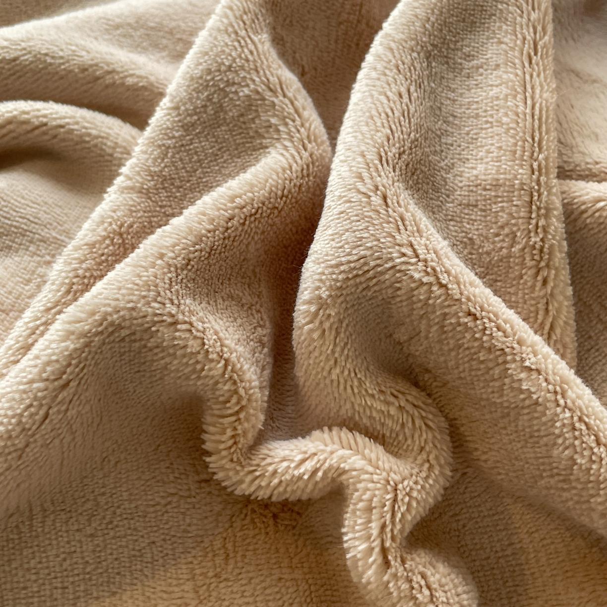 91家纺网 家纺一手货源 找家纺 童颜 2025新款高克重拼色保暖牛奶绒四件套-场景二 浅棕+深棕