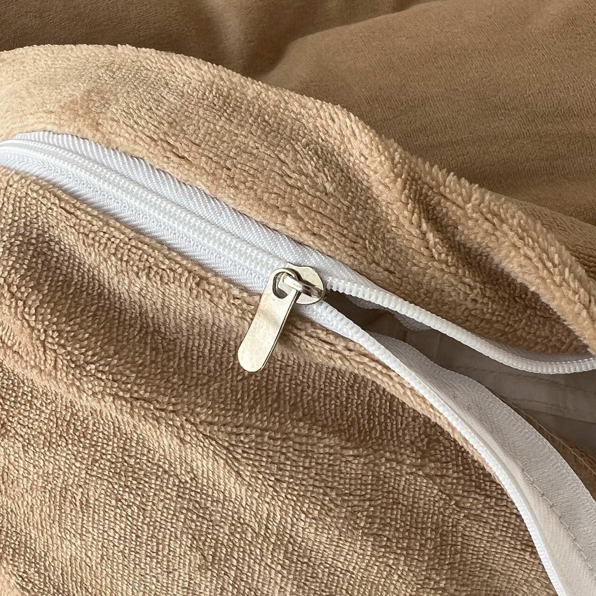 91家纺网 家纺一手货源 找家纺 童颜 2025新款高克重拼色保暖牛奶绒四件套-场景二 浅棕+深棕