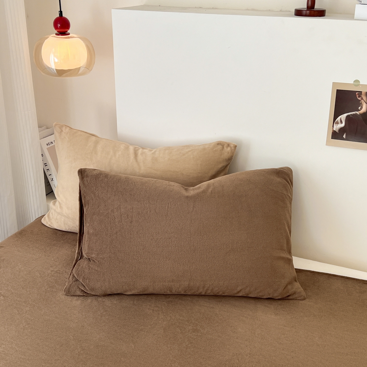 91家纺网 家纺一手货源 找家纺 童颜 2025新款高克重拼色保暖牛奶绒四件套-场景二 浅棕+深棕