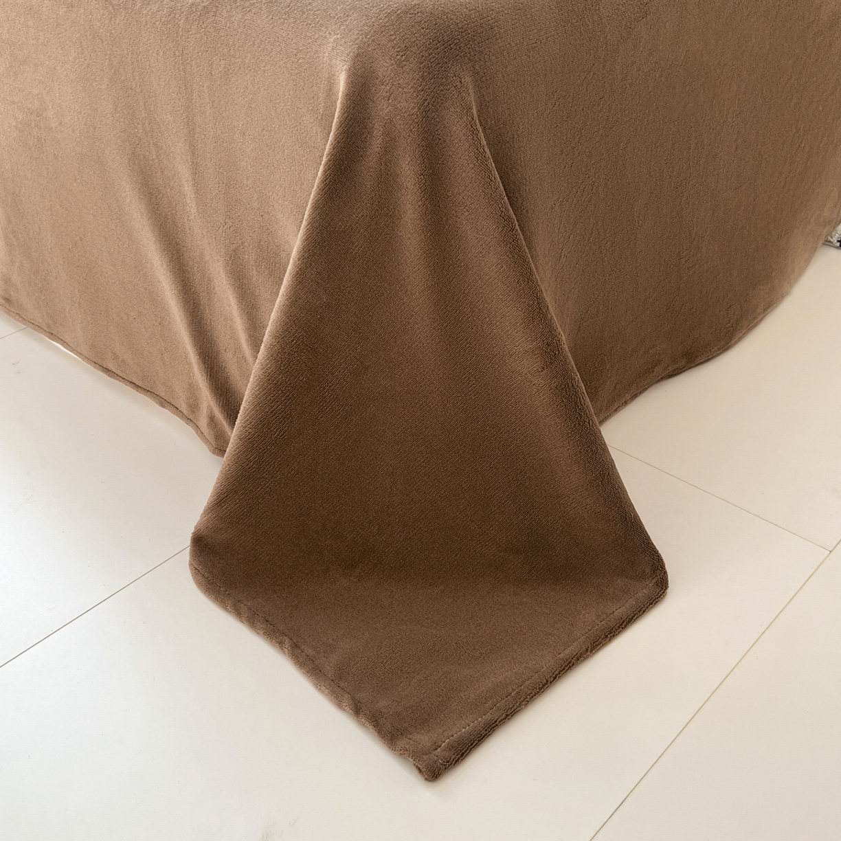 91家纺网 家纺一手货源 找家纺 童颜 2025新款高克重拼色保暖牛奶绒四件套-场景二 浅棕+深棕