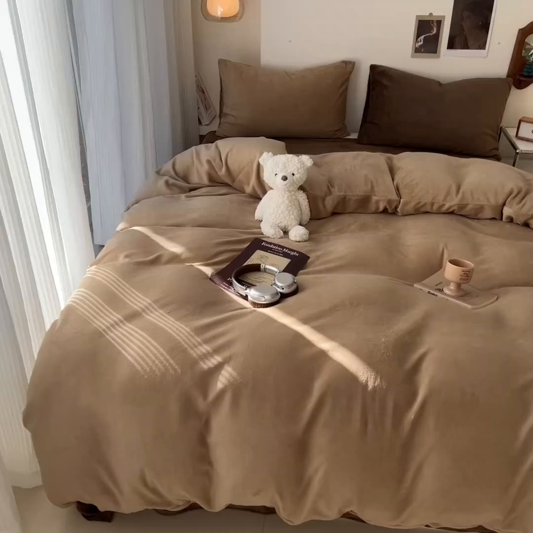 91家纺网 家纺一手货源 找家纺 童颜 2025新款高克重拼色保暖牛奶绒四件套-场景二 浅棕+深棕