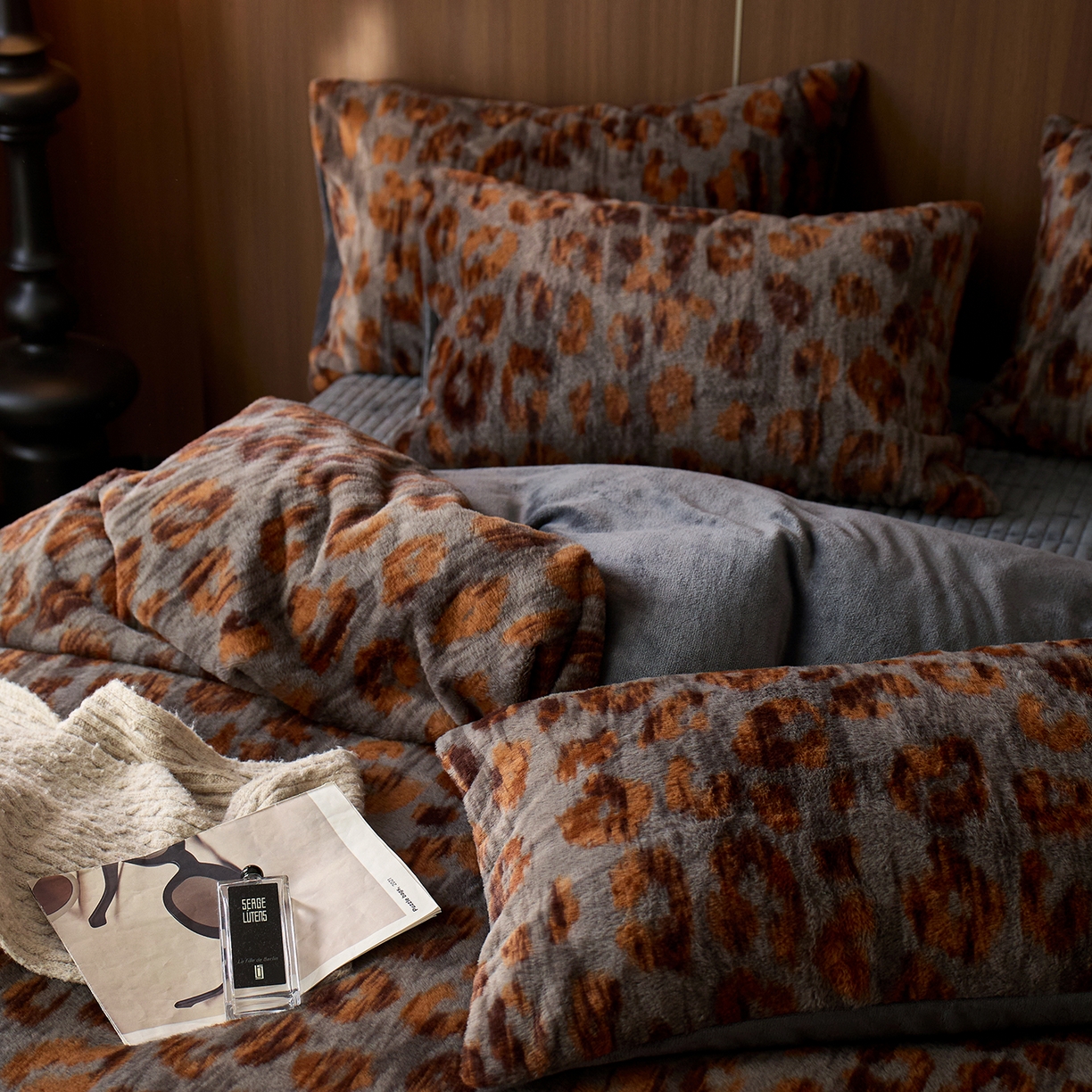 91家纺网 家纺一手货源 找家纺 眠博士 2025新款加厚兔兔绒印花牛奶绒床盖四件套 床盖款-豹点深灰