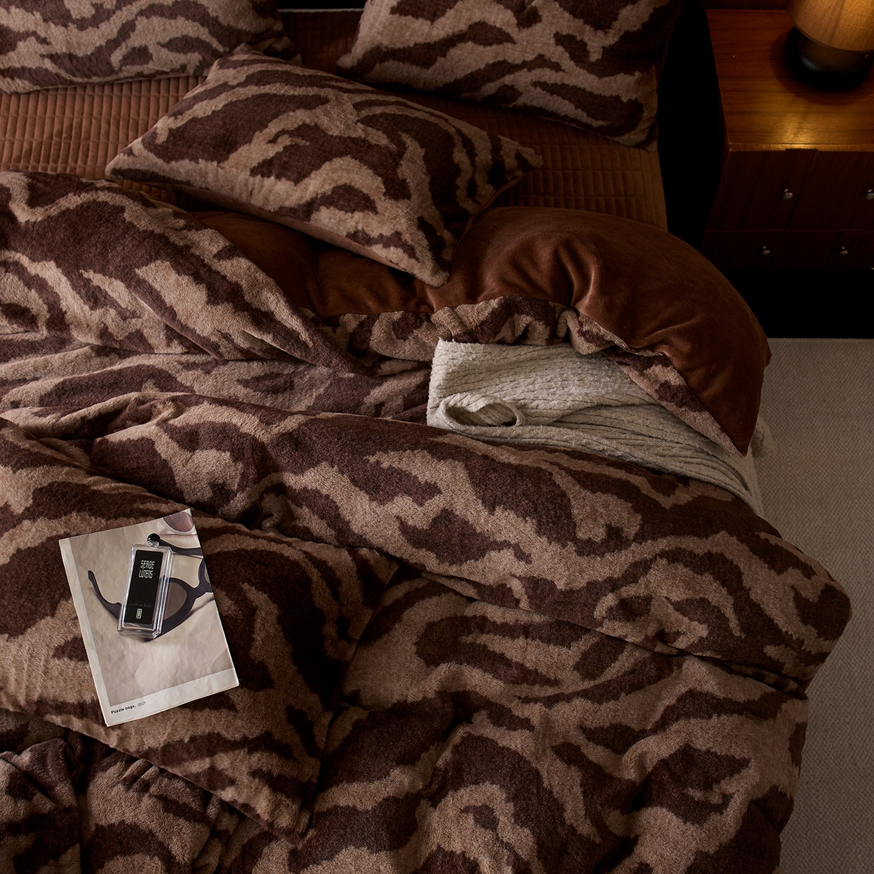 91家纺网 家纺一手货源 找家纺 眠博士 2025新款加厚兔兔绒印花牛奶绒床盖四件套 床盖款-斑马冬日咖