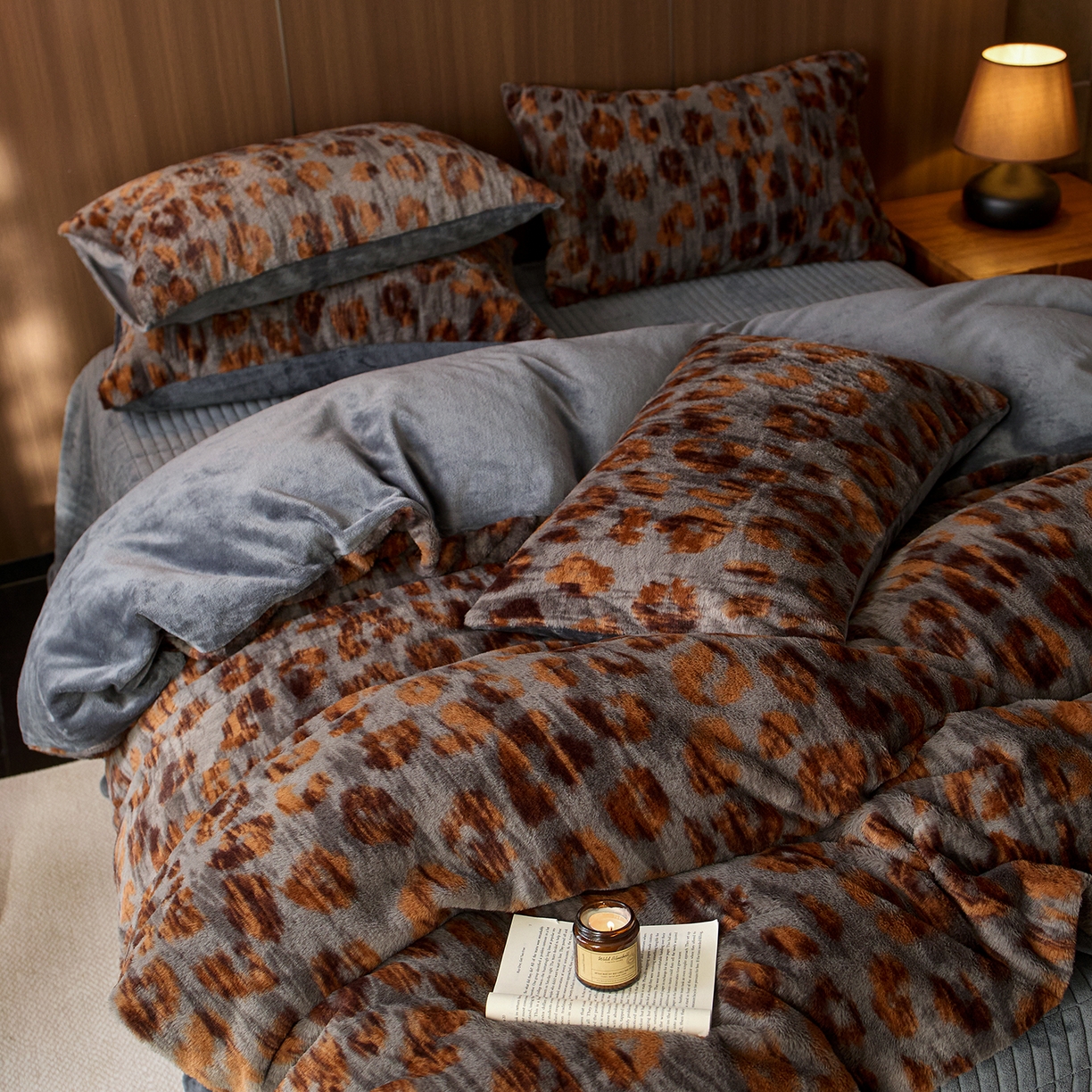 91家纺网 家纺一手货源 找家纺 眠博士 2025新款加厚兔兔绒印花牛奶绒床盖四件套 床盖款-豹点深灰