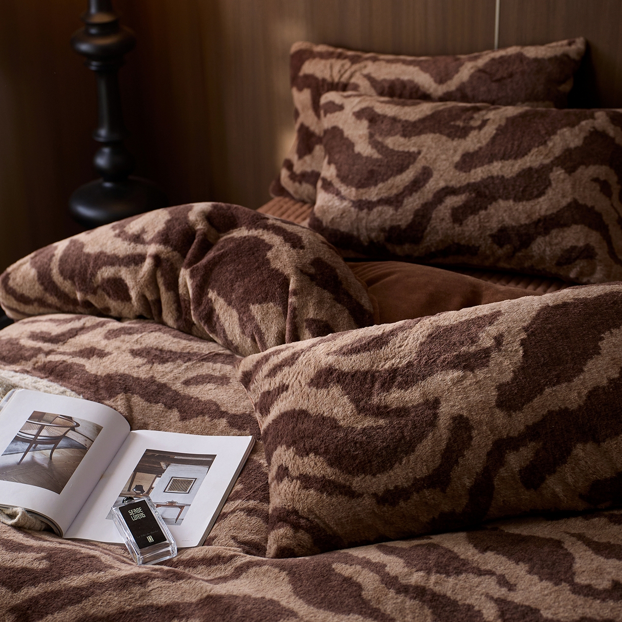 91家纺网 家纺一手货源 找家纺 眠博士 2025新款加厚兔兔绒印花牛奶绒床盖四件套 床盖款-斑马冬日咖