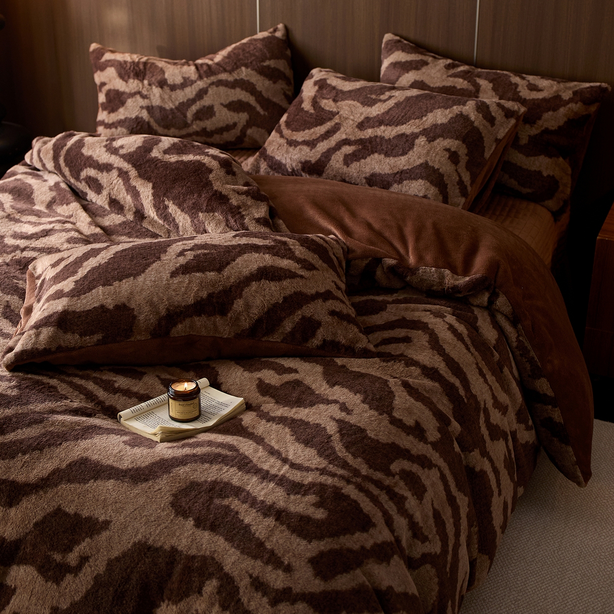 91家纺网 家纺一手货源 找家纺 眠博士 2025新款加厚兔兔绒印花牛奶绒床盖四件套 床盖款-斑马冬日咖