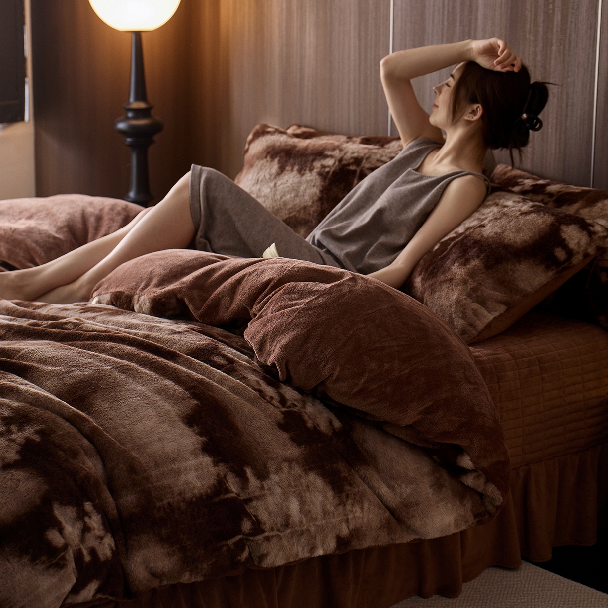 91家纺网 家纺一手货源 找家纺 眠博士 2025新款加厚兔兔绒印花牛奶绒床盖四件套 床盖款-树纹冬日咖