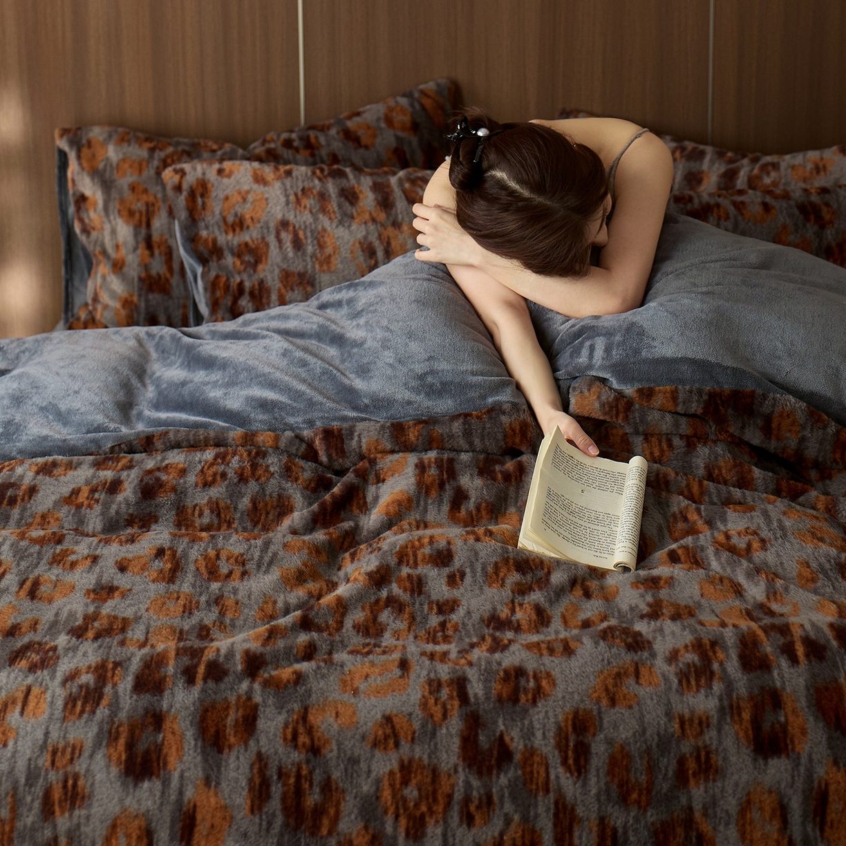 91家纺网 家纺一手货源 找家纺 （总）眠博士 2025新款加厚兔兔绒印花牛奶绒床盖四件套