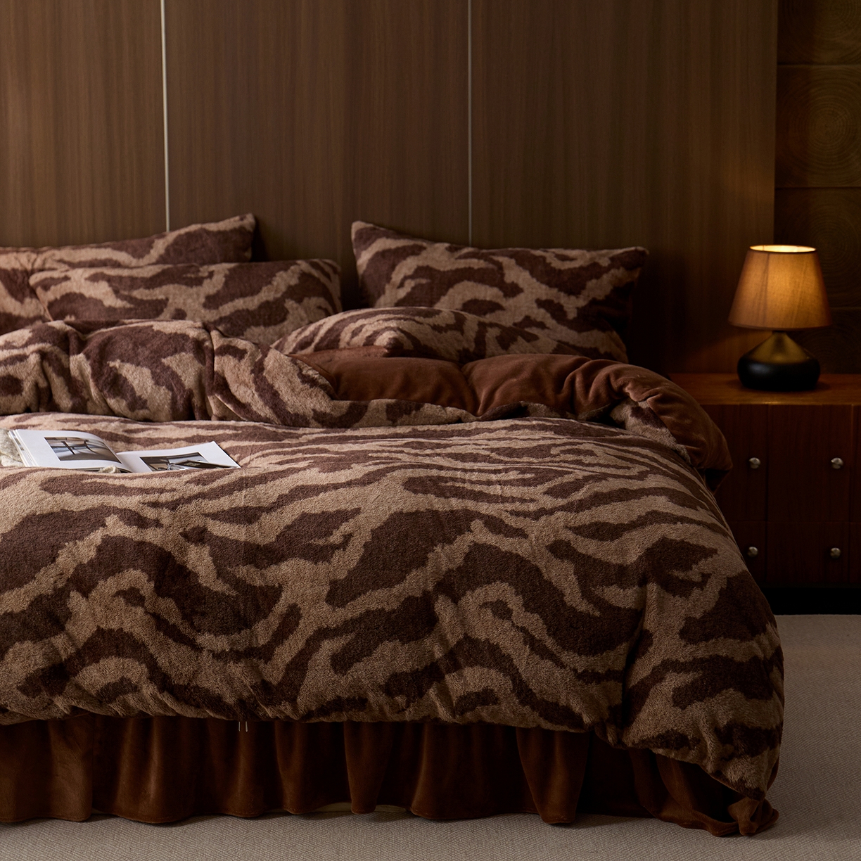 91家纺网 家纺一手货源 找家纺 眠博士 2025新款加厚兔兔绒印花牛奶绒床盖四件套 床盖款-斑马冬日咖