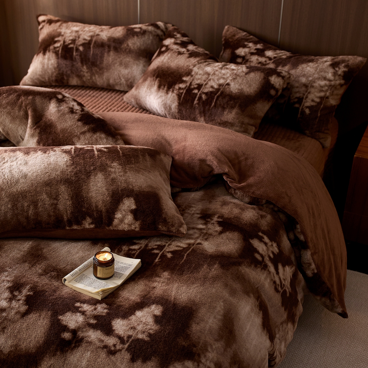 91家纺网 家纺一手货源 找家纺 眠博士 2025新款加厚兔兔绒印花牛奶绒床盖四件套 床盖款-树纹冬日咖