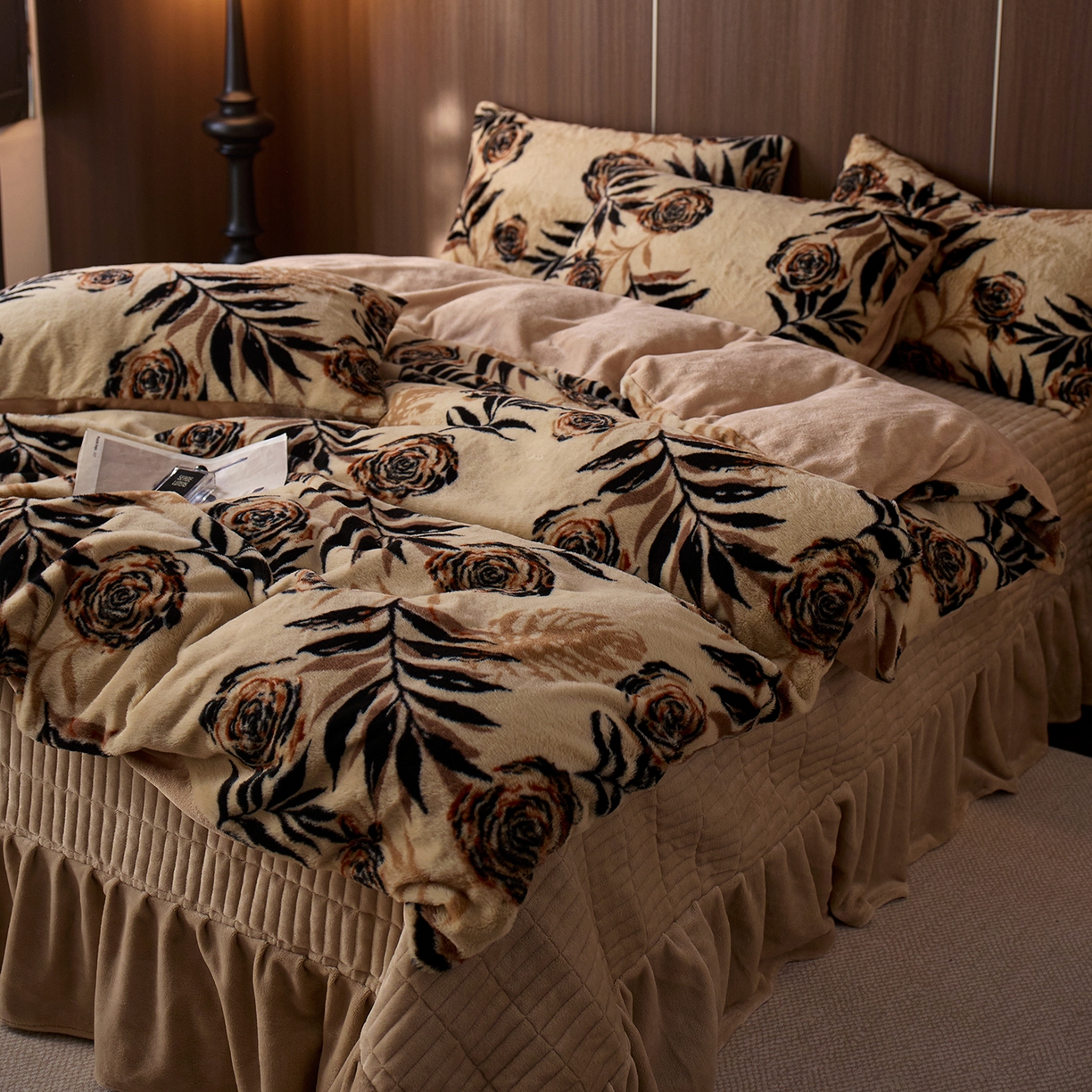 91家纺网 家纺一手货源 找家纺 眠博士 2025新款加厚兔兔绒印花牛奶绒床盖四件套 床盖款-花朵暖咖