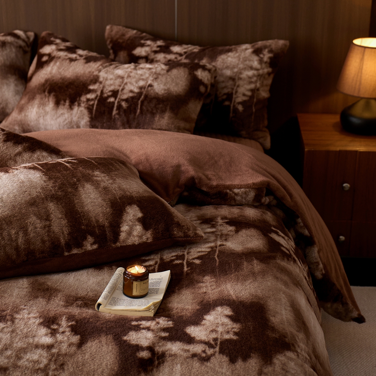 91家纺网 家纺一手货源 找家纺 眠博士 2025新款加厚兔兔绒印花牛奶绒床盖四件套 床盖款-树纹冬日咖