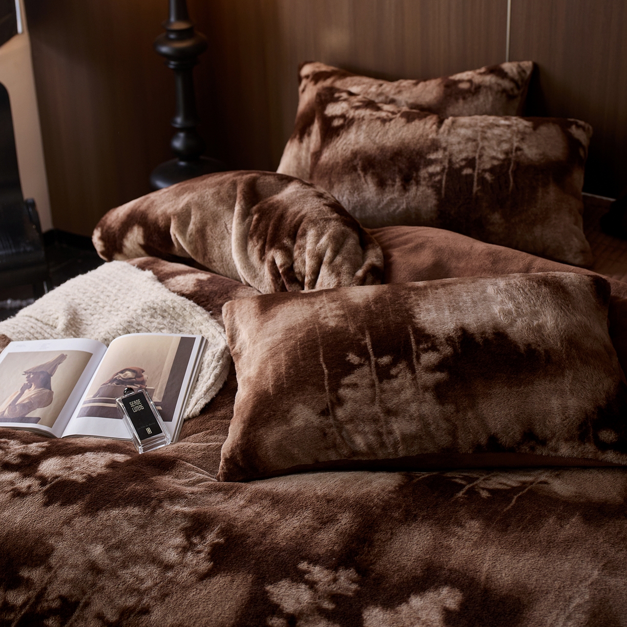 91家纺网 家纺一手货源 找家纺 眠博士 2025新款加厚兔兔绒印花牛奶绒床盖四件套 床盖款-树纹冬日咖