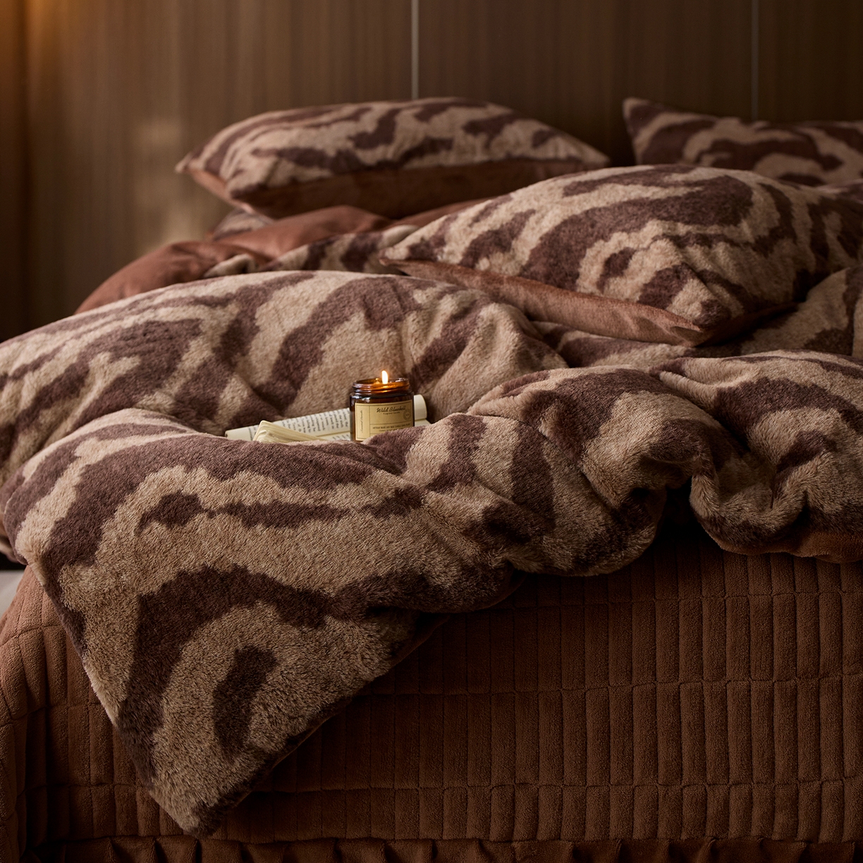 91家纺网 家纺一手货源 找家纺 眠博士 2025新款加厚兔兔绒印花牛奶绒床盖四件套 床盖款-斑马冬日咖