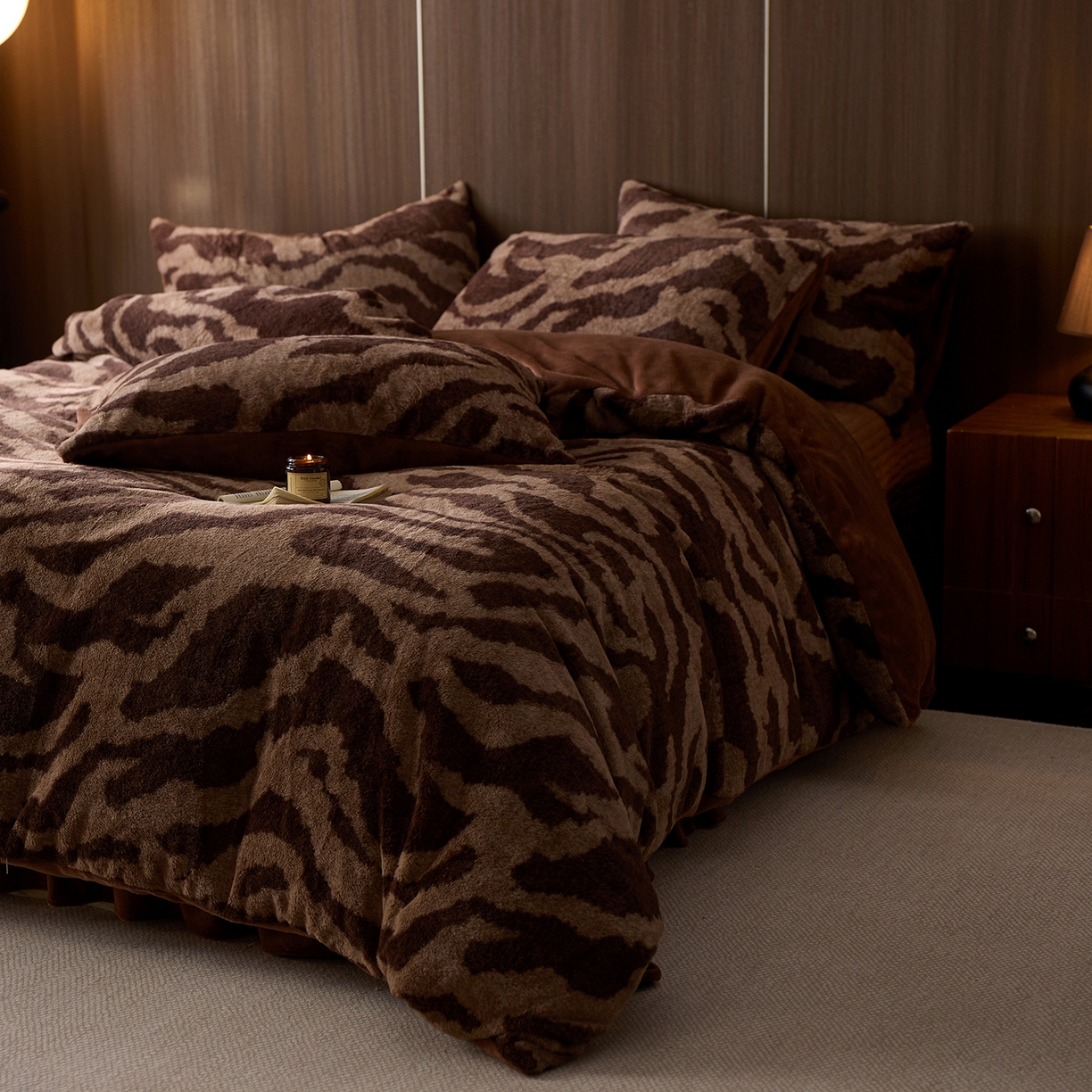 91家纺网 家纺一手货源 找家纺 眠博士 2025新款加厚兔兔绒印花牛奶绒床盖四件套 床盖款-斑马冬日咖