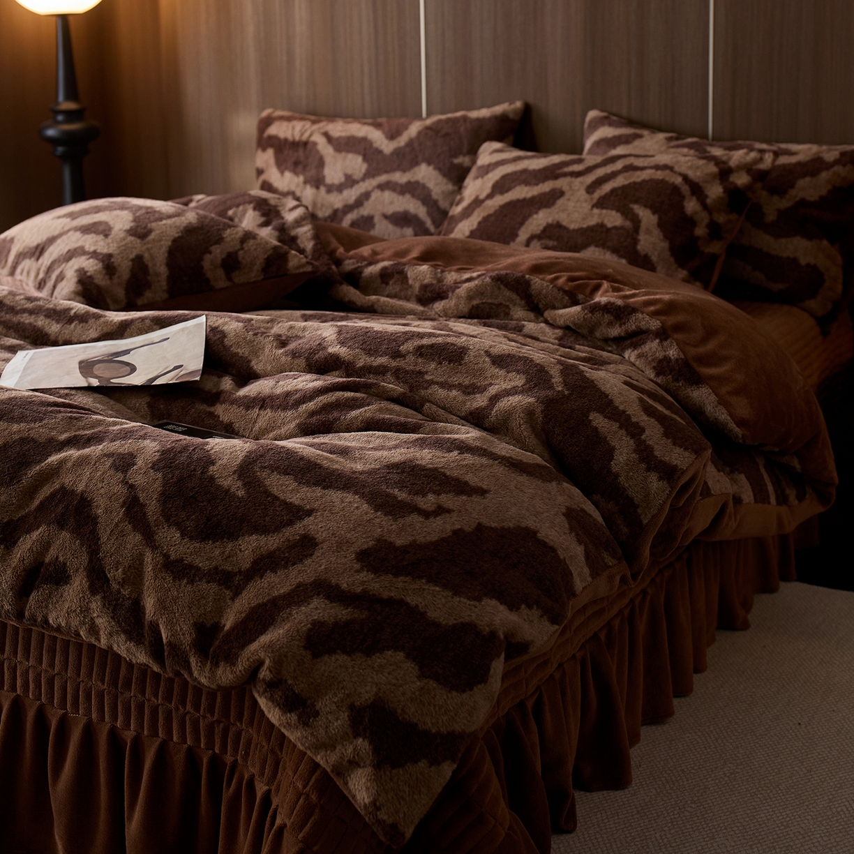 91家纺网 家纺一手货源 找家纺 眠博士 2025新款加厚兔兔绒印花牛奶绒床盖四件套 床盖款-斑马冬日咖