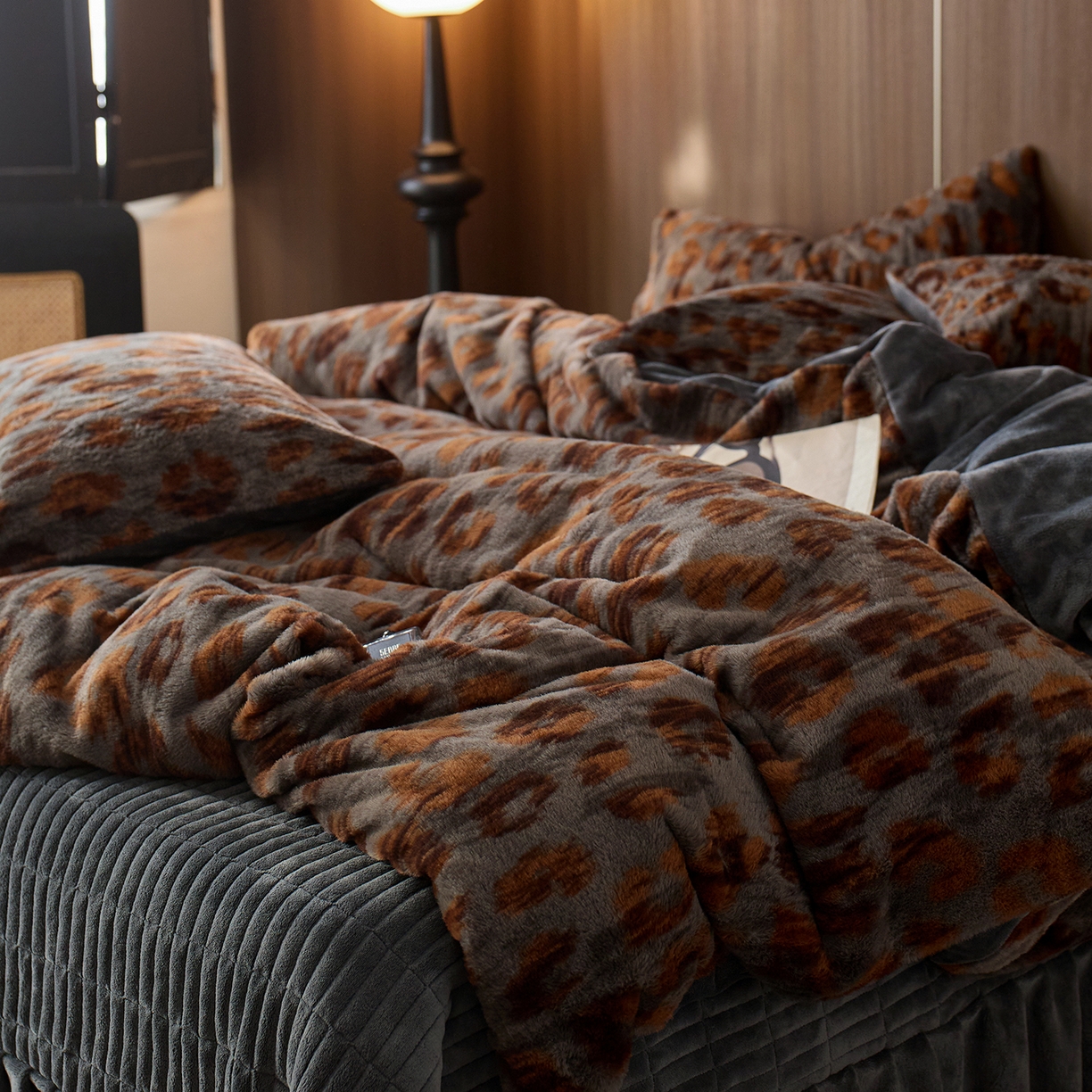 91家纺网 家纺一手货源 找家纺 （总）眠博士 2025新款加厚兔兔绒印花牛奶绒床盖四件套