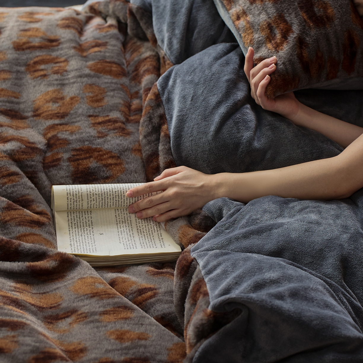 91家纺网 家纺一手货源 找家纺 （总）眠博士 2025新款加厚兔兔绒印花牛奶绒床盖四件套