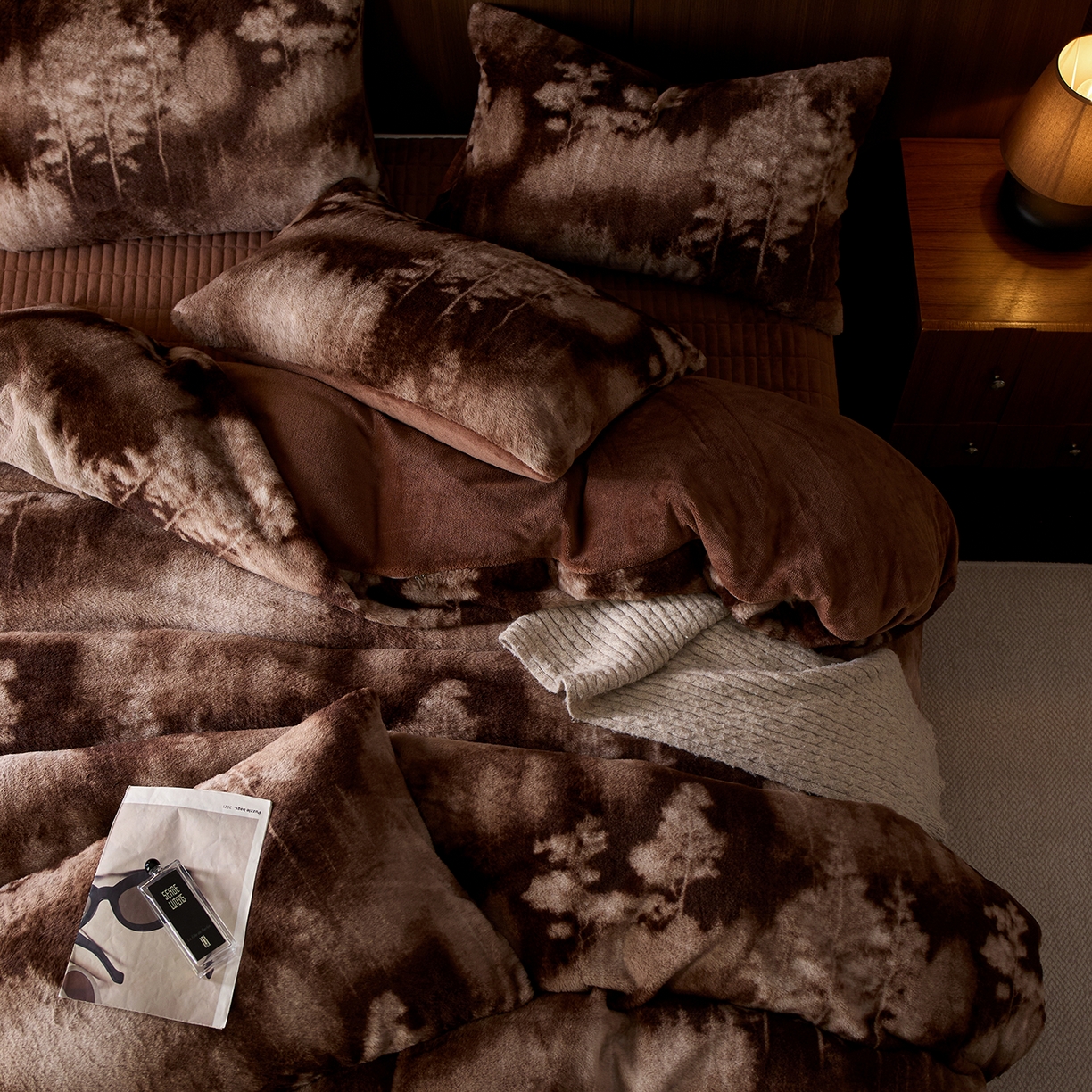 91家纺网 家纺一手货源 找家纺 眠博士 2025新款加厚兔兔绒印花牛奶绒床盖四件套 床盖款-树纹冬日咖