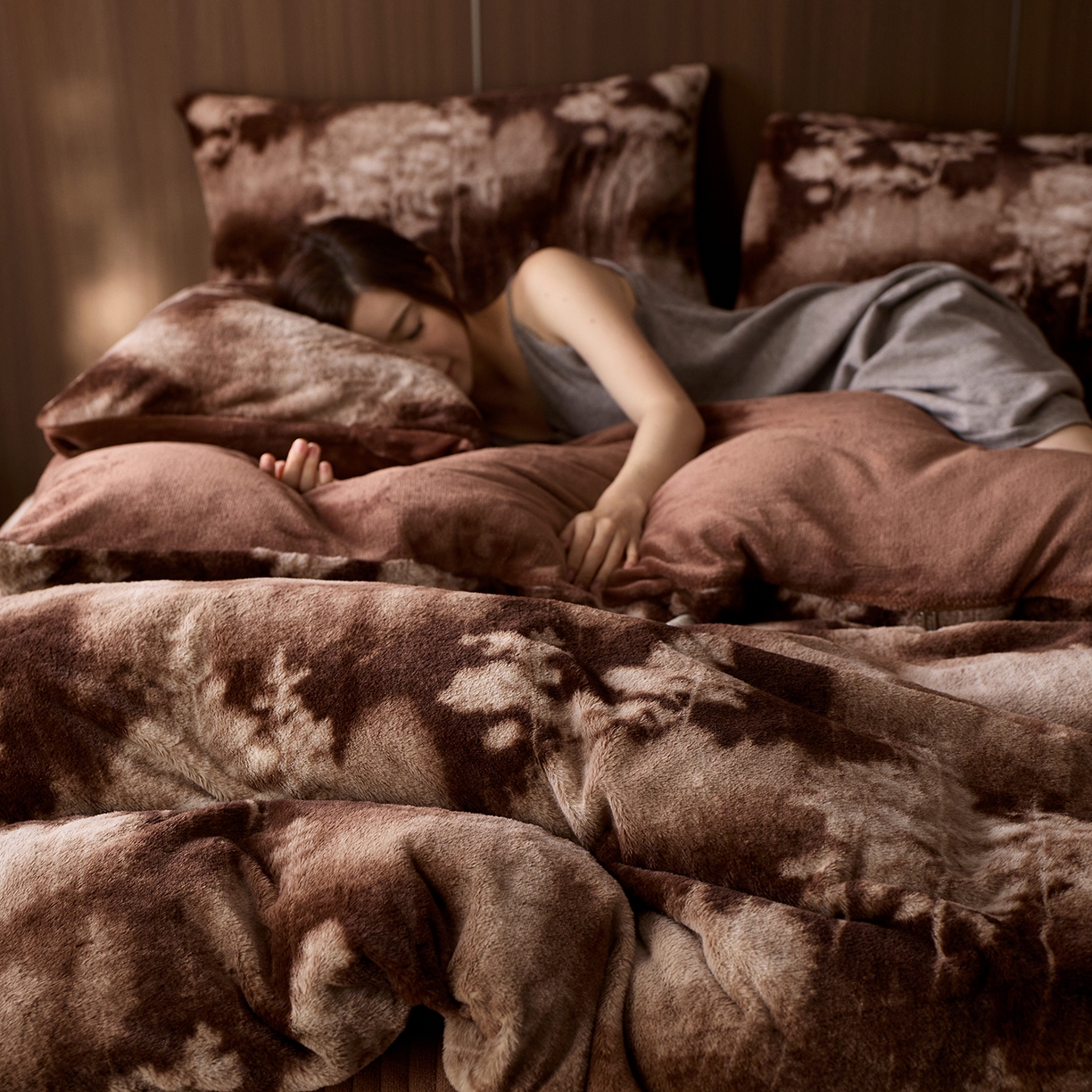 91家纺网 家纺一手货源 找家纺 眠博士 2025新款加厚兔兔绒印花牛奶绒床盖四件套 床盖款-树纹冬日咖