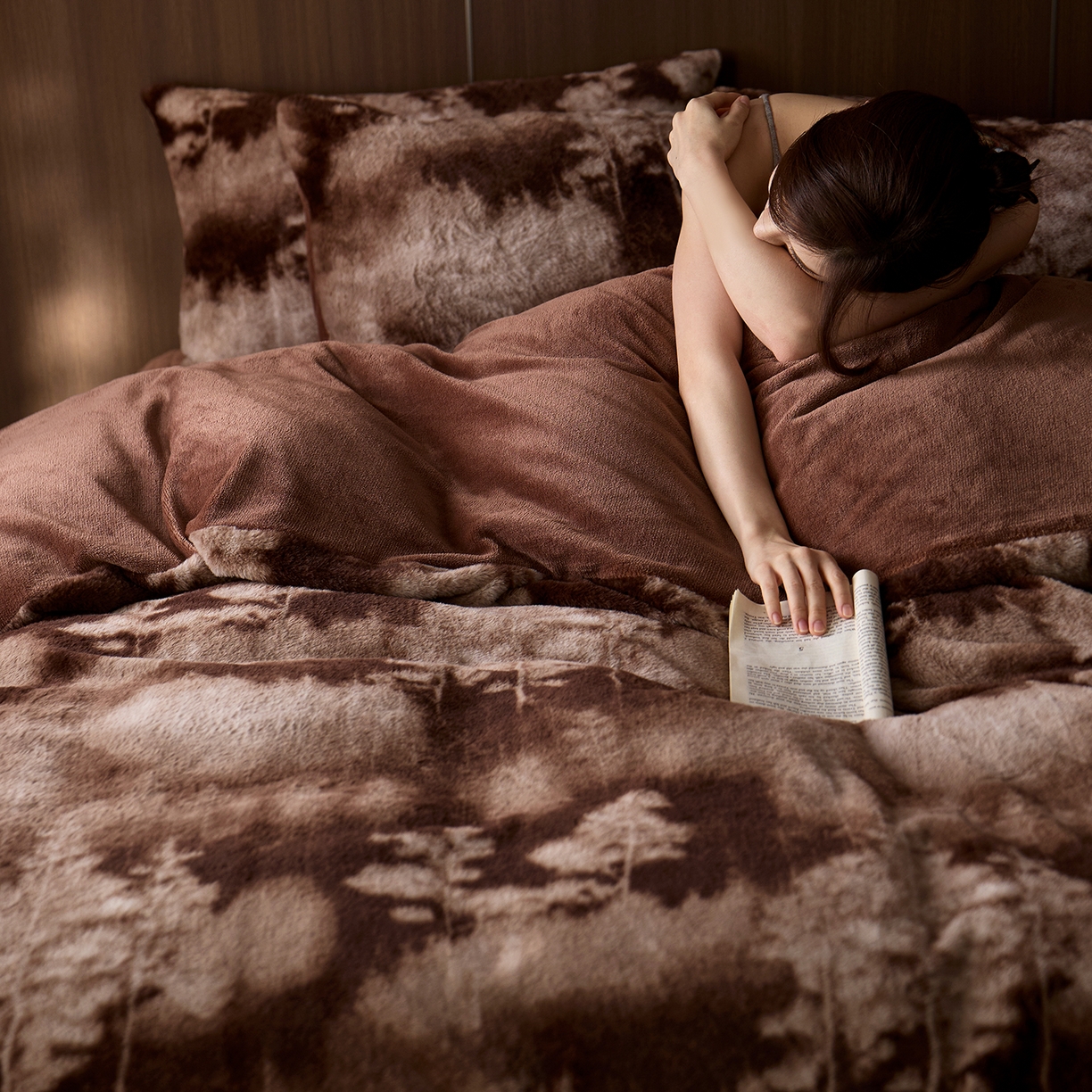 91家纺网 家纺一手货源 找家纺 眠博士 2025新款加厚兔兔绒印花牛奶绒床盖四件套 床盖款-树纹冬日咖