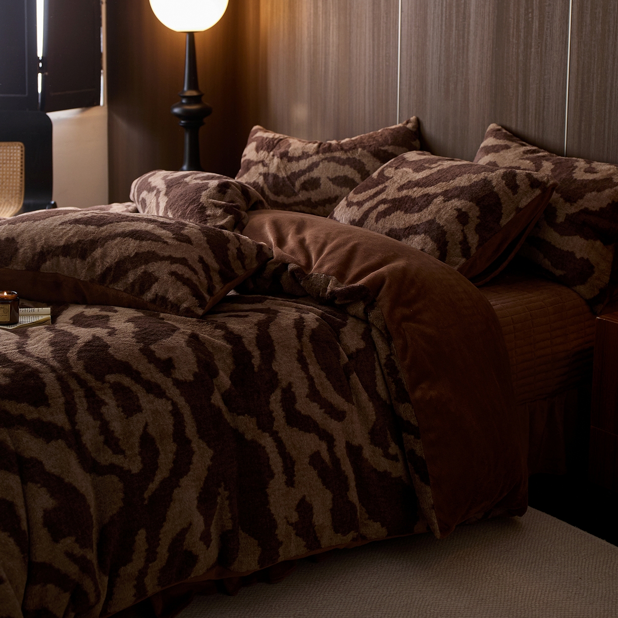 91家纺网 家纺一手货源 找家纺 眠博士 2025新款加厚兔兔绒印花牛奶绒床盖四件套 床盖款-斑马冬日咖