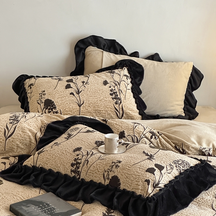 91家纺网 家纺一手货源 找家纺 （总）云上 2025新款亲肤舒适法式雕花牛奶绒四件套系列