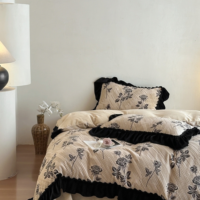 91家纺网 家纺一手货源 找家纺 云上 2025新款亲肤舒适法式雕花牛奶绒四件套系列 玫瑰