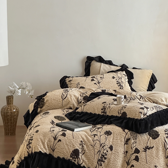 91家纺网 家纺一手货源 找家纺 云上 2025新款亲肤舒适法式雕花牛奶绒四件套系列 爱丽丝