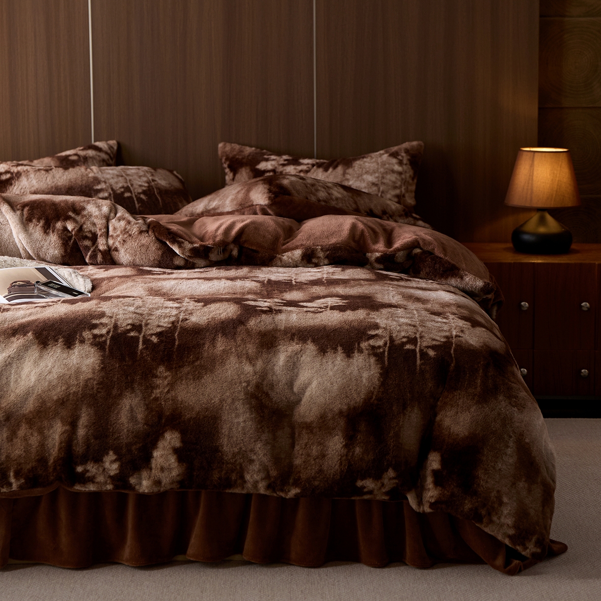 91家纺网 家纺一手货源 找家纺 眠博士 2025新款加厚兔兔绒印花牛奶绒床盖四件套 床盖款-树纹冬日咖