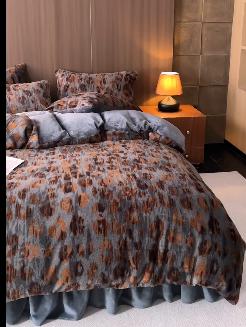 91家纺网 家纺一手货源 找家纺 眠博士 2025新款加厚兔兔绒印花牛奶绒床盖四件套 床盖款-豹点深灰