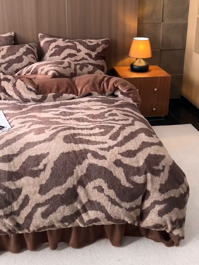 91家纺网 家纺一手货源 找家纺 眠博士 2025新款加厚兔兔绒印花牛奶绒床盖四件套 床盖款-斑马冬日咖