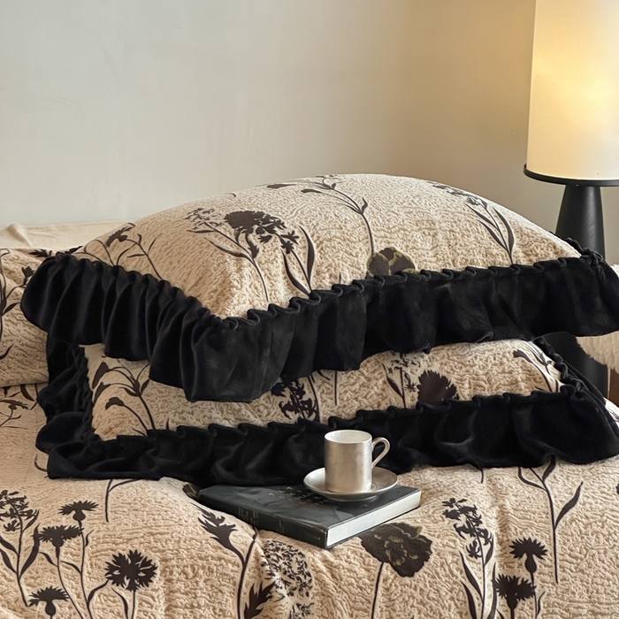 91家纺网 家纺一手货源 找家纺 云上 2025新款亲肤舒适法式雕花牛奶绒四件套系列 爱丽丝