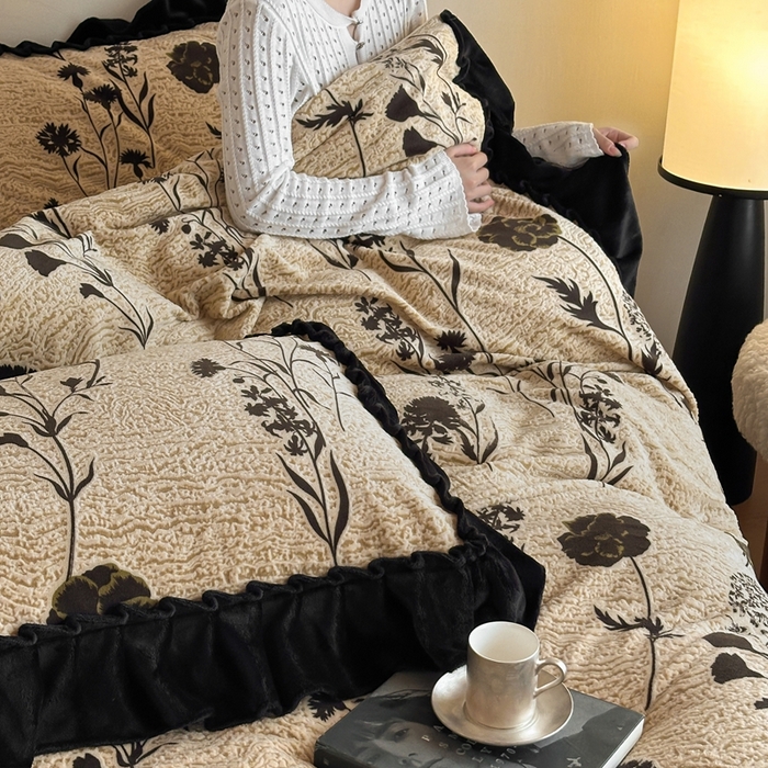 91家纺网 家纺一手货源 找家纺 云上 2025新款亲肤舒适法式雕花牛奶绒四件套系列 爱丽丝