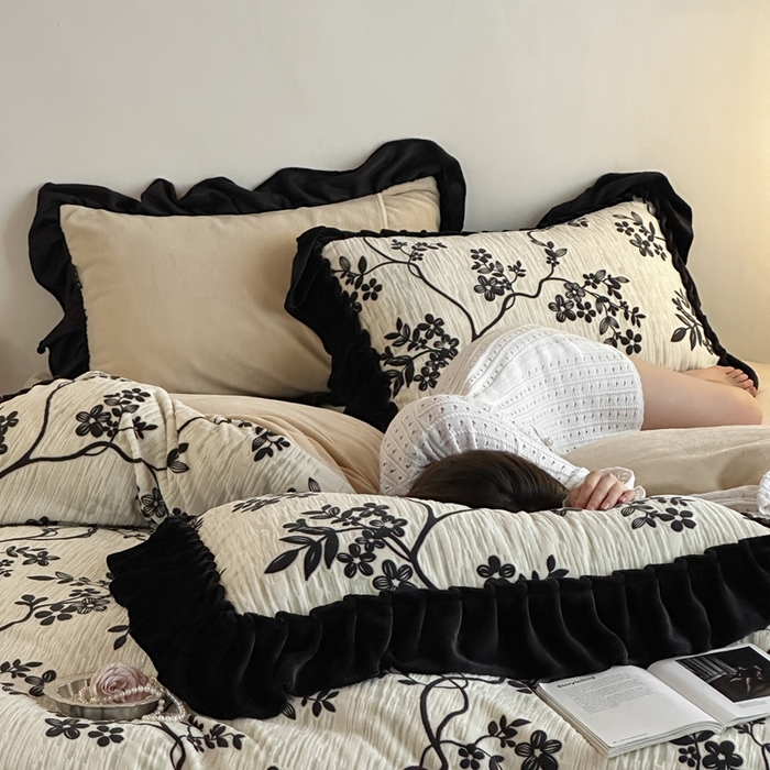 91家纺网 家纺一手货源 找家纺 云上 2025新款亲肤舒适法式雕花牛奶绒四件套系列 南枝