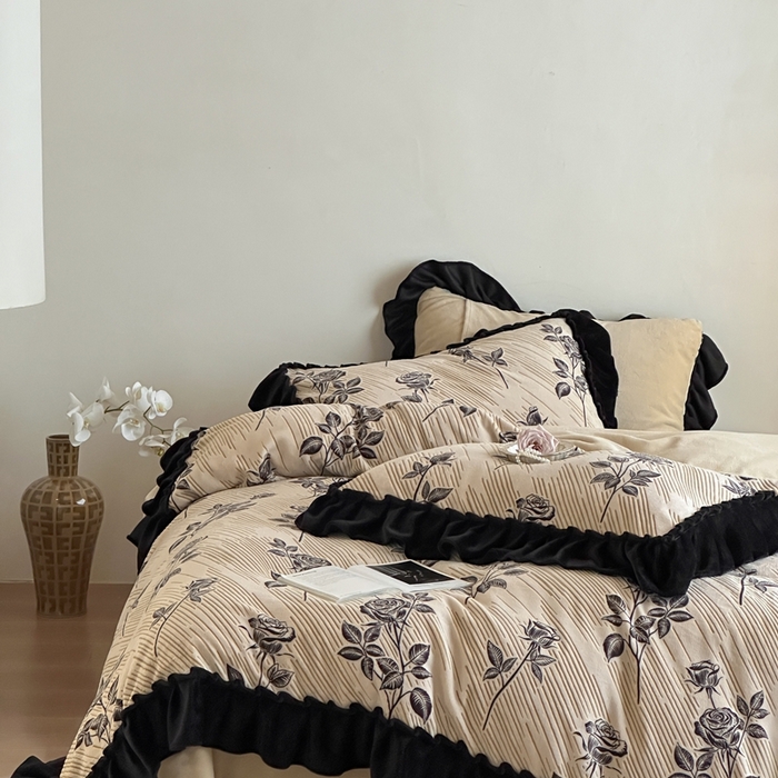 91家纺网 家纺一手货源 找家纺 云上 2025新款亲肤舒适法式雕花牛奶绒四件套系列 玫瑰