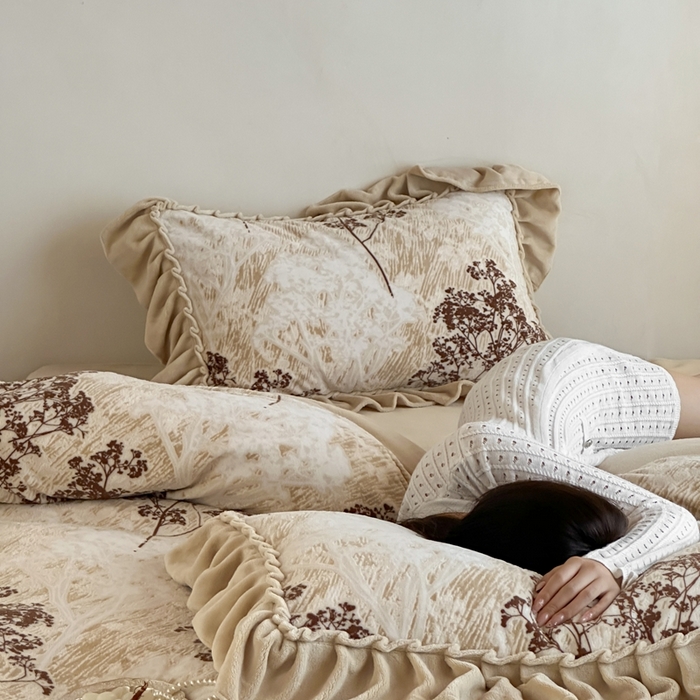 91家纺网 家纺一手货源 找家纺 云上 2025新款亲肤舒适法式雕花牛奶绒四件套系列 扶苏