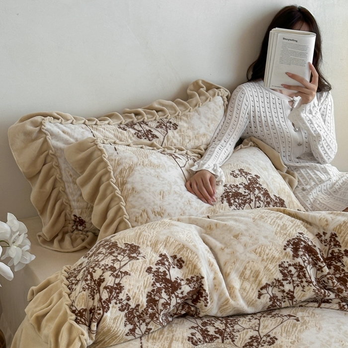 91家纺网 家纺一手货源 找家纺 云上 2025新款亲肤舒适法式雕花牛奶绒四件套系列 扶苏