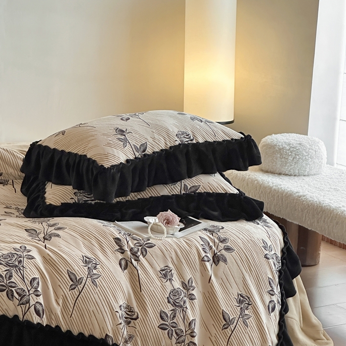 91家纺网 家纺一手货源 找家纺 云上 2025新款亲肤舒适法式雕花牛奶绒四件套系列 玫瑰