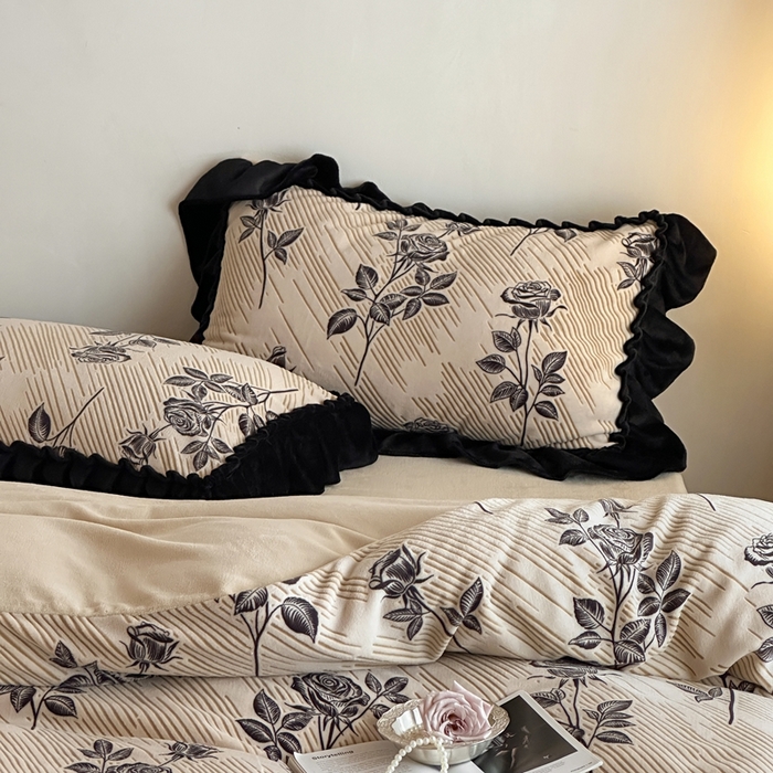 91家纺网 家纺一手货源 找家纺 云上 2025新款亲肤舒适法式雕花牛奶绒四件套系列 玫瑰