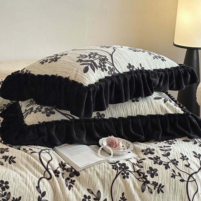 91家纺网 家纺一手货源 找家纺 云上 2025新款亲肤舒适法式雕花牛奶绒四件套系列 南枝