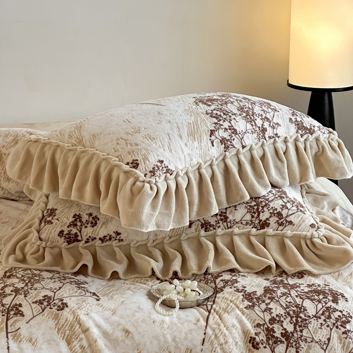 91家纺网 家纺一手货源 找家纺 云上 2025新款亲肤舒适法式雕花牛奶绒四件套系列 扶苏