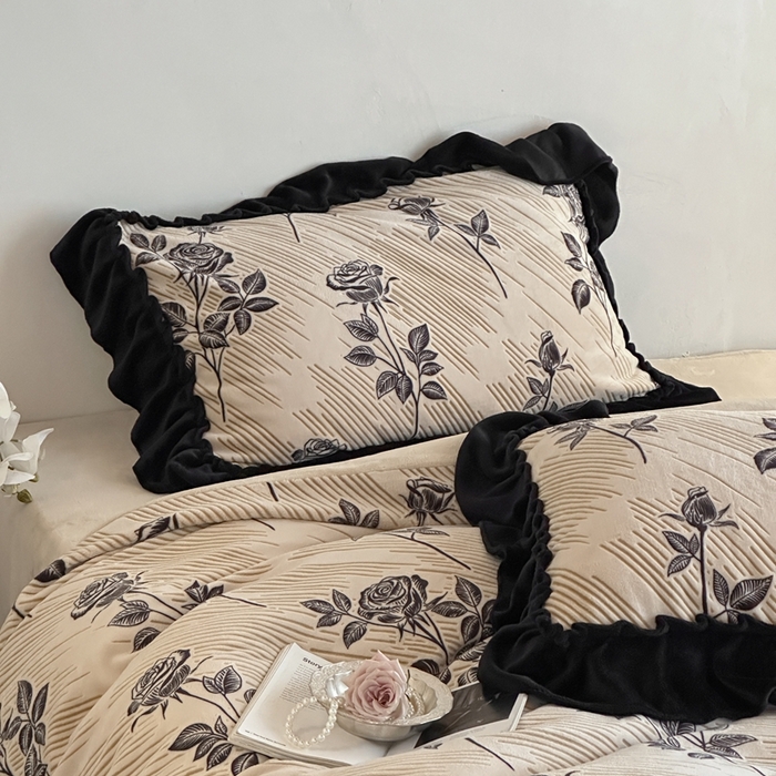 91家纺网 家纺一手货源 找家纺 云上 2025新款亲肤舒适法式雕花牛奶绒四件套系列 玫瑰