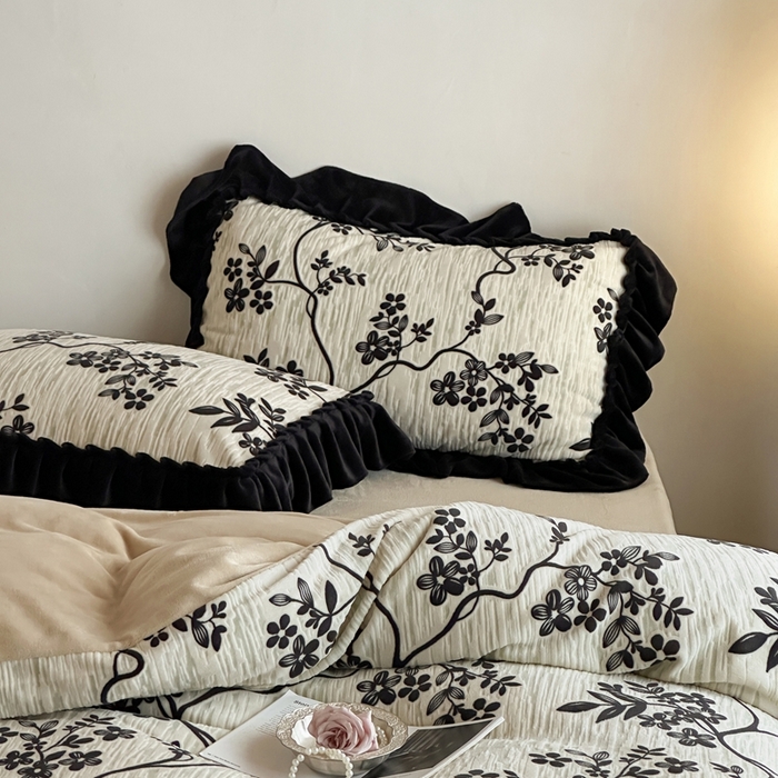 91家纺网 家纺一手货源 找家纺 云上 2025新款亲肤舒适法式雕花牛奶绒四件套系列 南枝