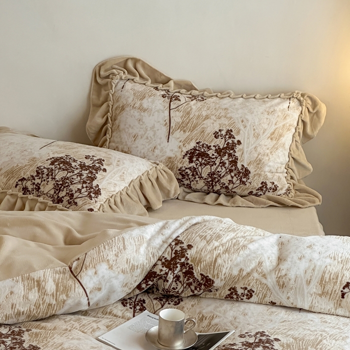 91家纺网 家纺一手货源 找家纺 云上 2025新款亲肤舒适法式雕花牛奶绒四件套系列 扶苏