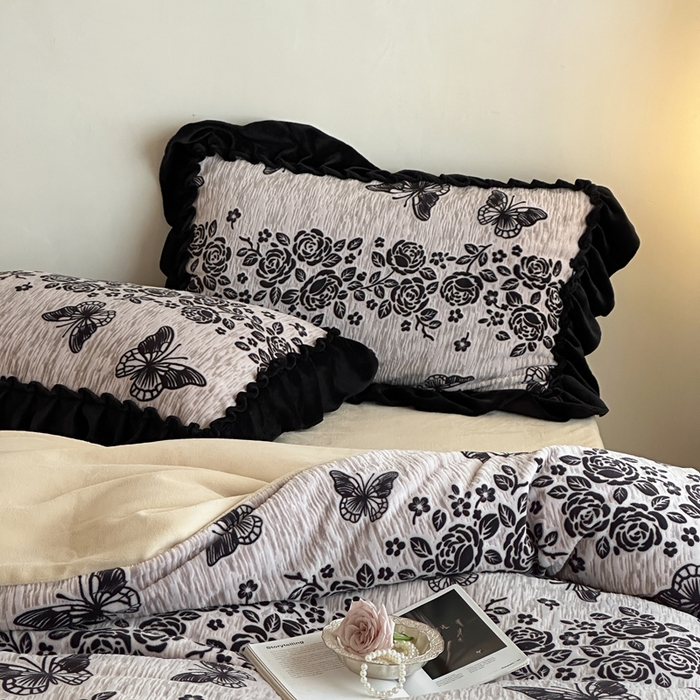 91家纺网 家纺一手货源 找家纺 云上 2025新款亲肤舒适法式雕花牛奶绒四件套系列 梦蝶