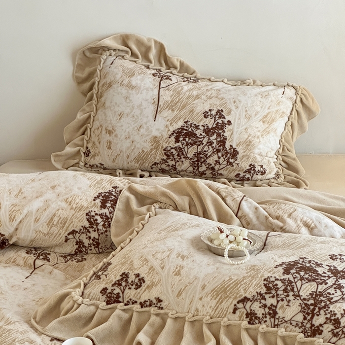 91家纺网 家纺一手货源 找家纺 云上 2025新款亲肤舒适法式雕花牛奶绒四件套系列 扶苏