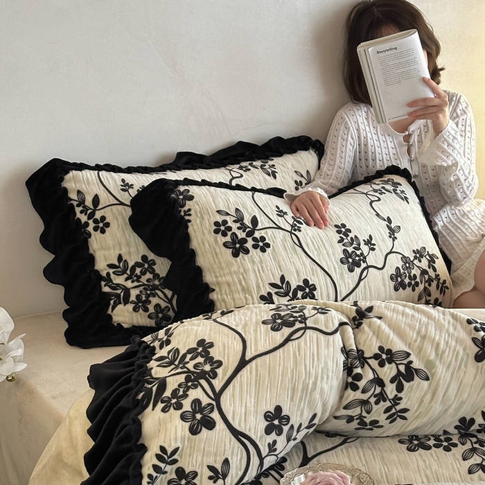 91家纺网 家纺一手货源 找家纺 云上 2025新款亲肤舒适法式雕花牛奶绒四件套系列 南枝