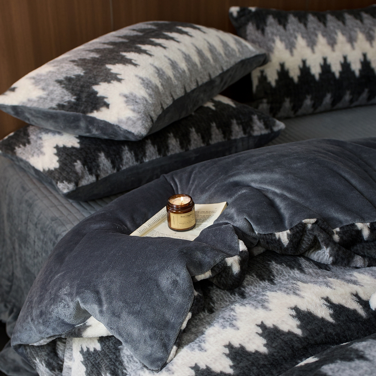 91家纺网 家纺一手货源 找家纺 眠博士 2025新款加厚兔兔绒印花牛奶绒床盖四件套 床盖款-曲线深灰