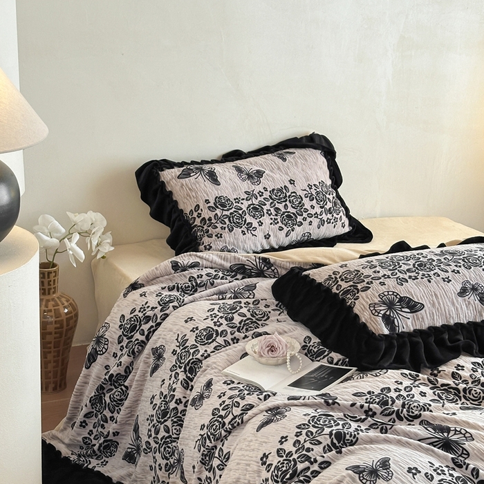 91家纺网 家纺一手货源 找家纺 云上 2025新款亲肤舒适法式雕花牛奶绒四件套系列 梦蝶